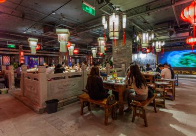 打卡網(wǎng)紅城市重慶，少不了吃一頓朝天門火鍋！