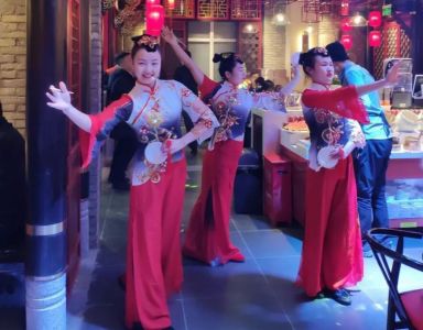 朝天門火鍋的裝修是統(tǒng)一的風格和模板嗎？