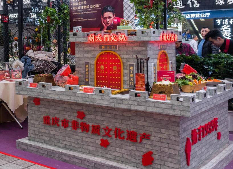 內(nèi)江開火鍋加盟店合適嗎？當?shù)厥袌鋈绾危? /> 
</p>
<p>
	1.火鍋店眾多，可行性較高
</p>
<p>
	內(nèi)江雖然有“甜城”之稱，但是當?shù)厝巳匀浑x不了麻辣的魂，對火鍋的喜愛是溢于言表的。我們可以看到內(nèi)江的火鍋店數(shù)量并不少，這就說明一個問題，在內(nèi)江開火鍋店的可行性是非常高的。我們可以對比各個火鍋店的品牌特色，通過優(yōu)劣分析，找到更加適合市場的發(fā)展道路。
</p>
<p>
	2.人文景觀多，消費需求旺
</p>
<p>
	我們都知道，內(nèi)江是一座文化古城，培育了多位杰出的歷史名人，孔子之師萇弘和國畫大師張大千都是其中之一。當?shù)氐娜宋?、自然景觀非常多，深厚的文化氛圍吸引了眾多的旅客，由此，助長了當?shù)氐南M需求，不管什么地方來的游客，只要到了內(nèi)江，肯定都是要吃一吃火鍋的。外來消費需求不斷上漲，再加上內(nèi)部本地人對美食的不盡喜愛和執(zhí)著追求，都為在內(nèi)江開火鍋加盟店提供了良好的發(fā)展契機。
</p>
<p>
	3.品牌雜亂，選擇需謹慎
</p>
<p>
	雖然從以上兩點我們都可以看出，內(nèi)江的火鍋加盟市場非常旺盛，但是并非所有人都能一舉成功，目前的火鍋行業(yè)是火爆與危機并存的，發(fā)展形勢好，但也面臨著市場混亂，品牌多而雜，市場約束不足等問題，因而，作為投資人我們就得保持應有的理性和判斷力，選擇品牌時要盡可能地選擇那些有一定市場知名度和威望的火鍋品牌。
</p>
<p>
	綜上所述，內(nèi)江是一個吃火鍋氛圍濃烈的城市，當?shù)夭粌H市場好，需求也旺，但是你也應該明了的一點是，有開店想法的并不止你一人，大家都在爭分奪秒地搶奪資源，因此，為了避免好品牌、好門面被他人搶占，建議盡早行動。以上就是我們的相關回答了，如有其它疑問，可給我們留言。
</p>                        </div>
                    </div>
                </div>
                <div   id=