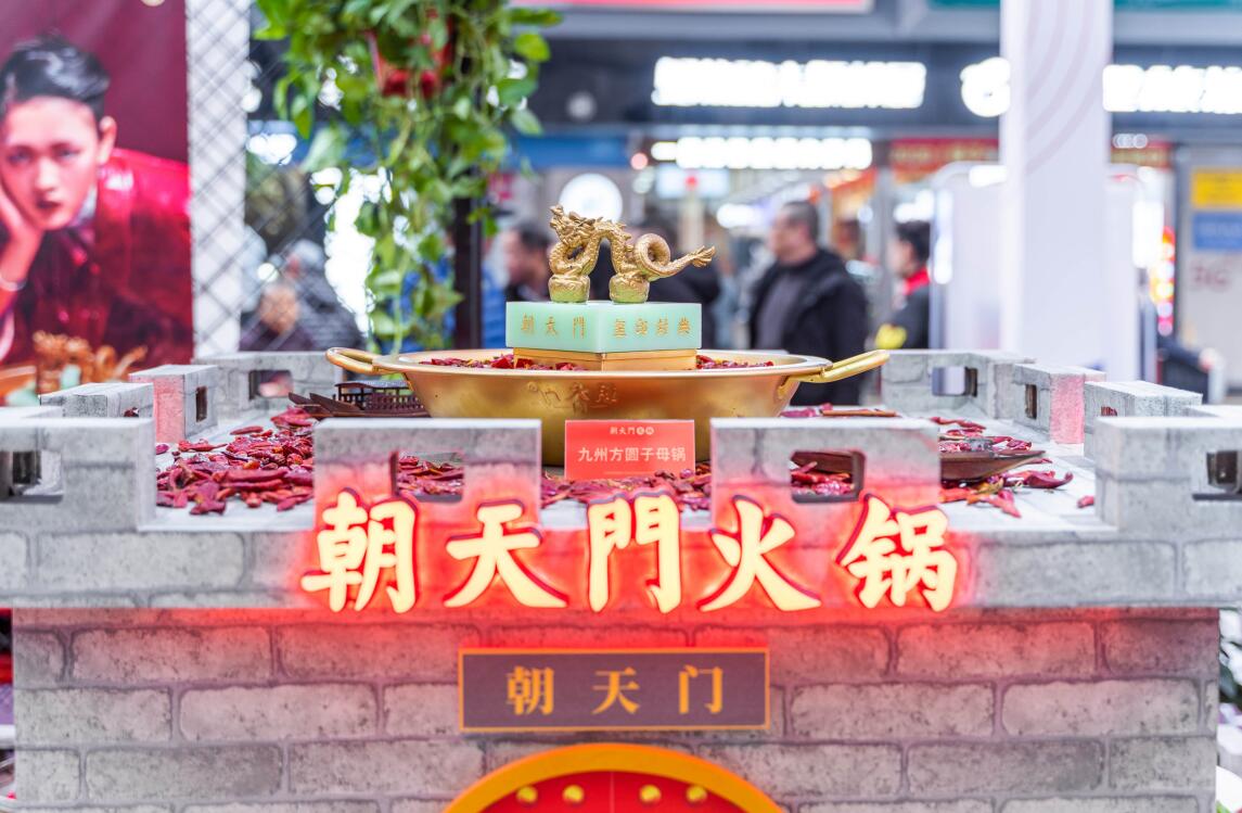 開(kāi)火鍋加盟店，要學(xué)會(huì)用服務(wù)感動(dòng)顧客！