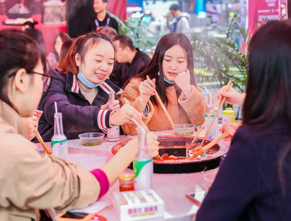 河池開火鍋加盟店，如何服務(wù)好顧客的胃？