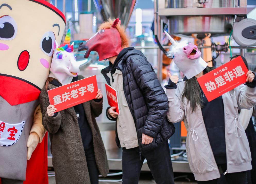 唱歌、換裝、劇本殺，火鍋店們玩起了哪些“跨界”？