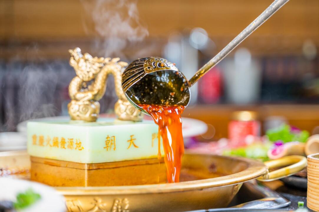 南派火鍋油碟燙毛肚，北派火鍋麻醬涮羊肉