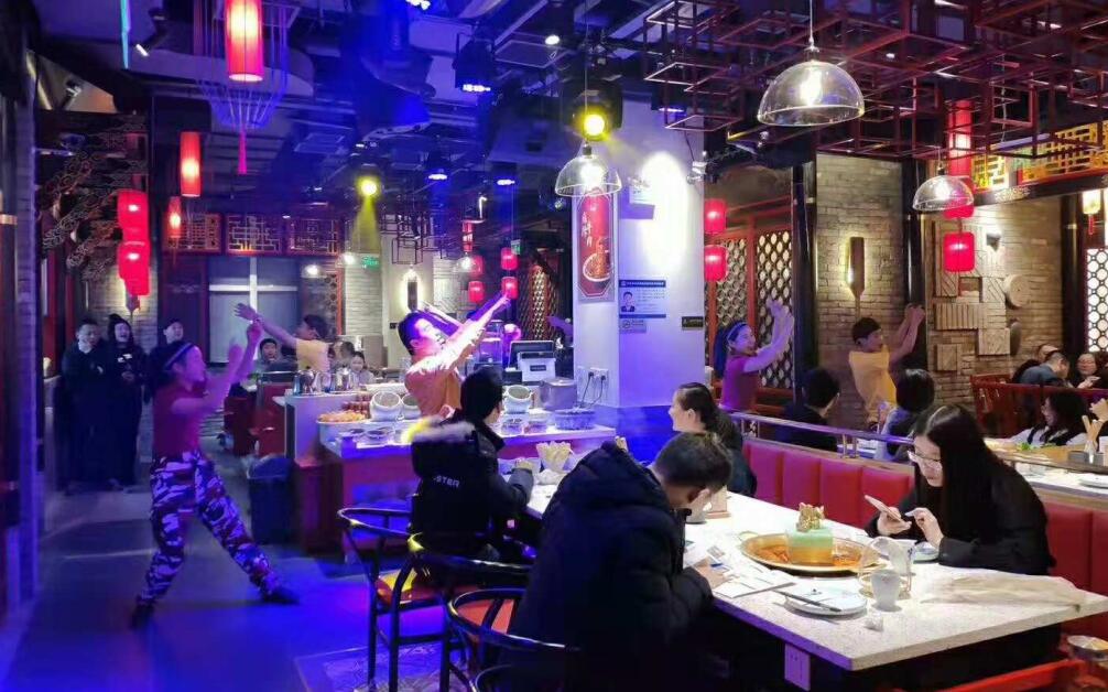 一年四季都排隊(duì)的火鍋店，到底有什么技巧？