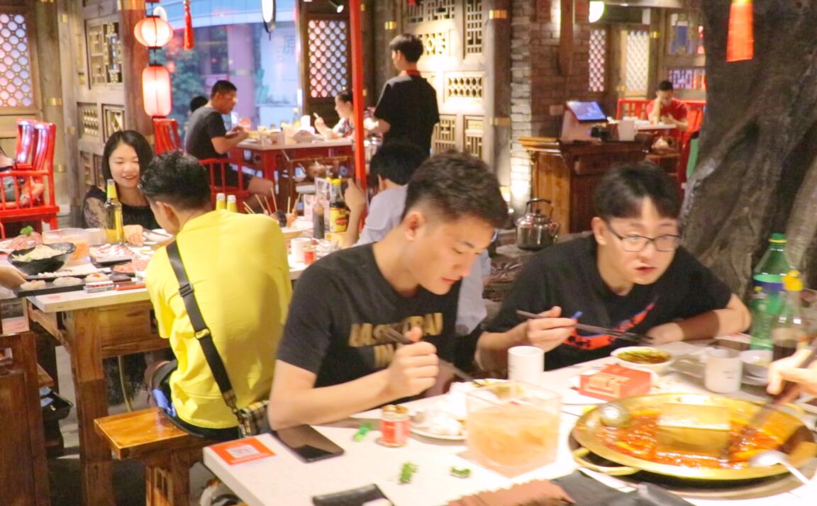 火鍋店桌椅，這么選！居然還提高了營業(yè)額？